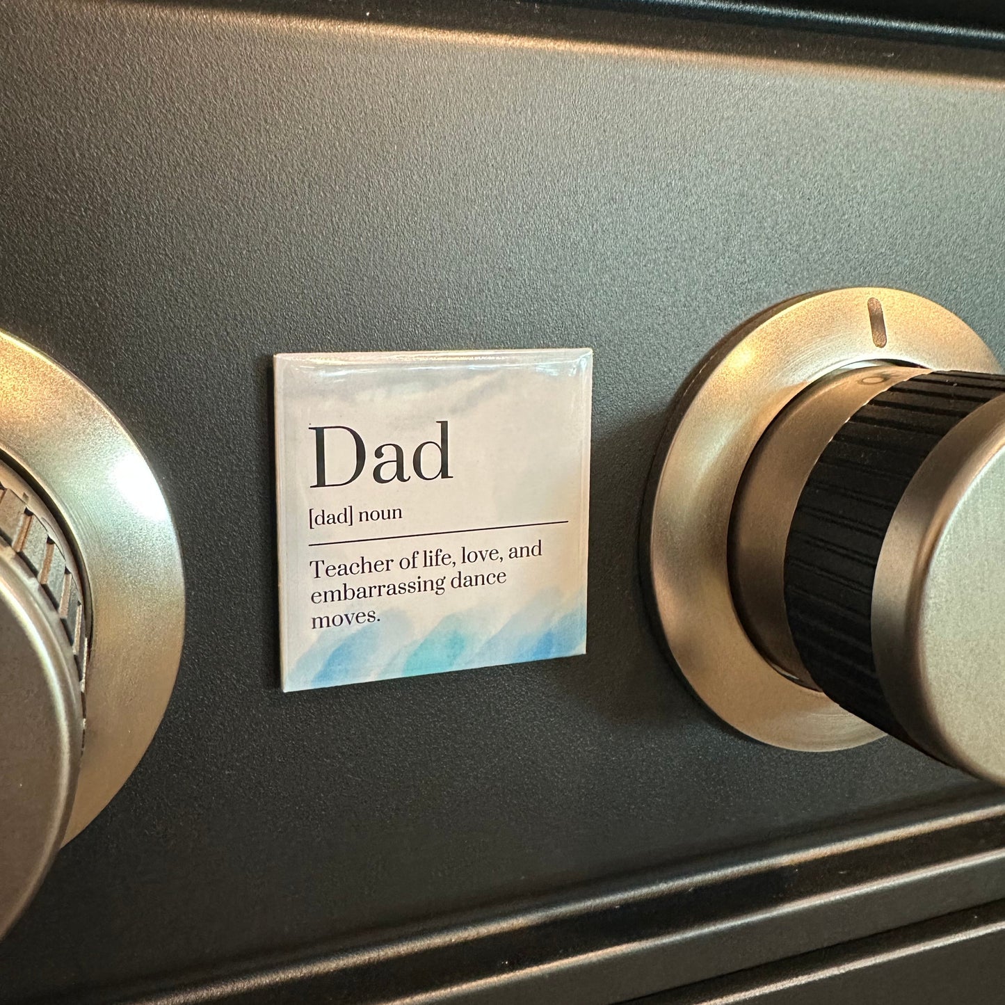 Small magnet with 'Dad' on a barbecue 